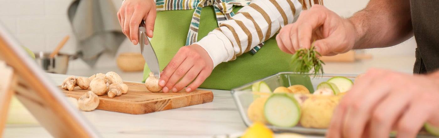 Contigo_Banner_Mujer-corta-champiñones-sobre-una-tabla-y-al-lado-un-hombre-organiza-verduras-en-un-recipiente_1400x440.jpg