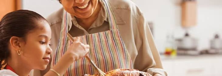 Niñas ayudando a preparar un alimento con proteína