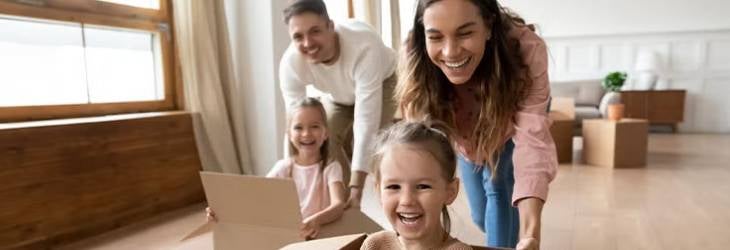 Unas hermanas y sus padres haciendo actividades para niños de 7 y 8 años