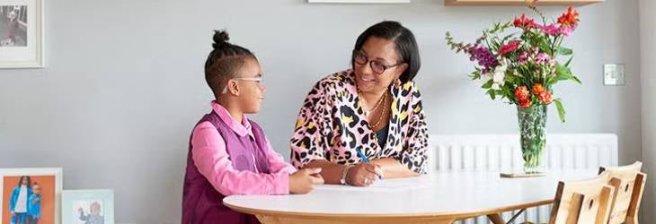 Niña haciendo la tarea junto a su madre y cumpliendo con sus horarios de actividades