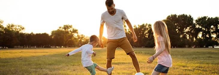 Un padre haciendo un juego lúdico con sus hijos