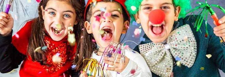 Niños disfrazados participan en una fiesta y hacen actividades recreativas