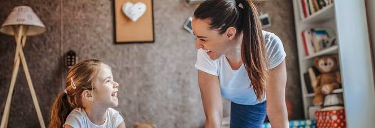 Madre haciendo ejercicios de estiramiento junto a su hija