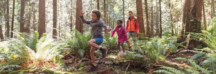 Niños jugando al aire libre y fortaleciendo su motricidad gruesa