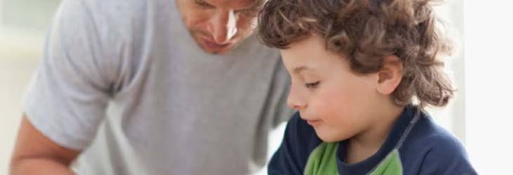 Niño cocinando junto a su padre