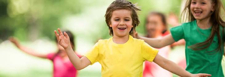 Niños coordinando sus brazos y piernas al correr 