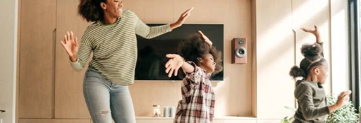 Una familia bailando y haciendo actividades para niños de 7 y 8 años