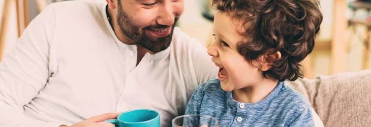 Un hijo emocionado luego de haber exprimido el jugo con actividades para niños de 7 y 8 años