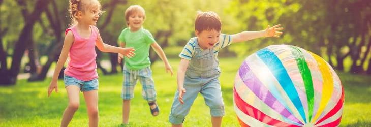 Niños jugando al aire libre 