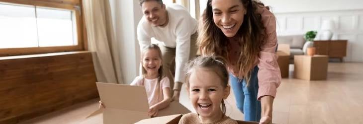 Niñas disfrutando de juegos de rol junto a sus padres