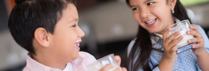 Niños tomando leche, alimento con proteína