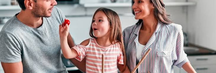 Mamá papá cocinando hijos