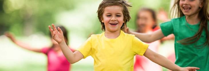 Niños corren felices y se divierten jugando