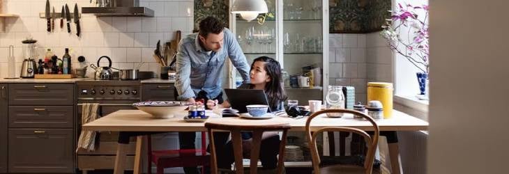 Un padre y su hija haciendo pulseritas, un ejemplo de las actividades para niños de 7 y 8 años