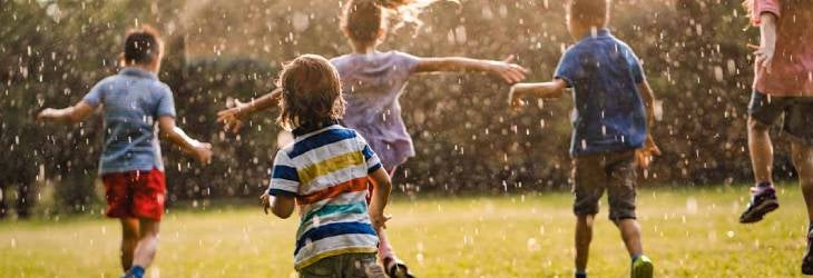 Niños recreándose en el parque