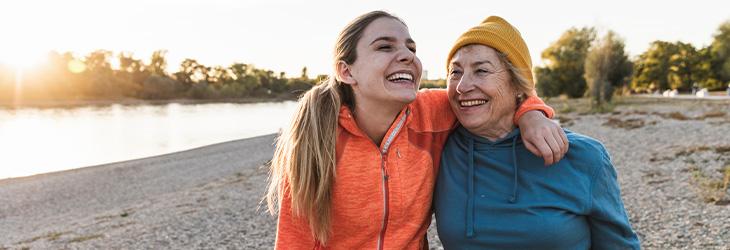 Mujeres sonriendo mientras realizan una caminata como actividad física