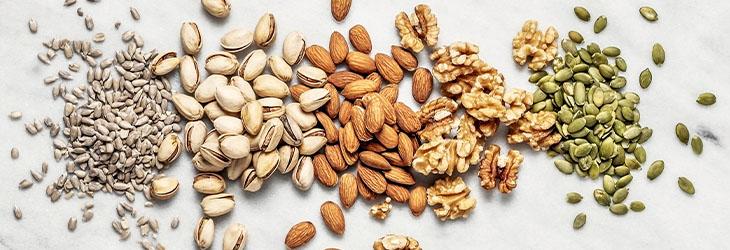 Almendras, nueces y semillas de girasol y chía que son altas en proteína vegetal