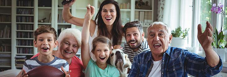 Una familia compartiendo tiempo mientras que ven televisión