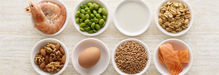 Tazas con salmón, almendras, arroz integral, huevo y legumbres ideales para una comida balanceada para la noche  