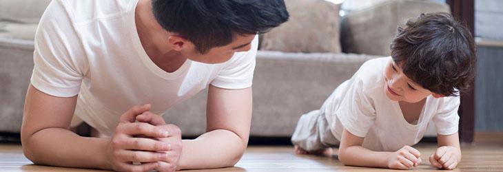 Un padre y un hijo compartiendo tiempo en familia mientras hacen deporte