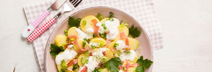 Ensalada aderezada con perejil y mayonesa casera como una opción deliciosa