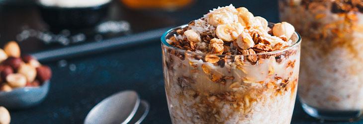 Semillas de chía preparadas en yogurt con avena y miel