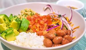 Ceviche de champiñones con aguacate y leguminosas