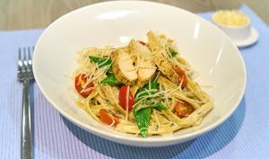 Fettuccini con pesto cremoso, guisantes y tomates