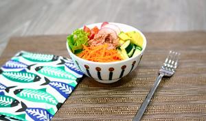 Bowl de vegetales, aguacate y atun