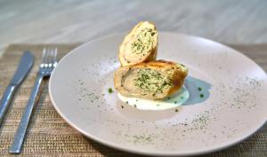 Pechugas rellenas de ricotta y espinaca con salsa blanca