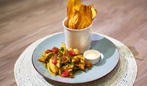 Chips de platano pinton con pollo y mango