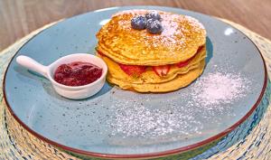 Pancakes de avena con fresas y mermelada de frutos