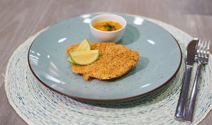 TIPALPIA ENCOSTRADA EN QUINUA CON SALSA DE TOMATE DE ARBOL