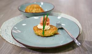 TORTICAS DE CALABACIN CON SALMON AHUMADO Y CREMA