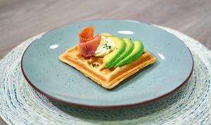 WAFFLES CON SALMON Y AGUACATE