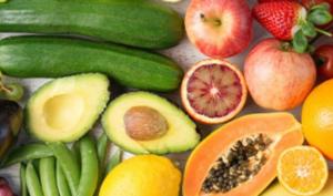 Frutas y verduras con antioxidantes como papaya, fresa, zanahoria, uva, entre otros