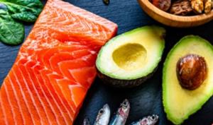 Salmón, sardinas, aguacate, varios frutos secos y algunas semillas ricas en omega 3