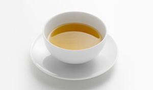 Taza de té verde que aporta diferentes nutrientes y es antioxidante