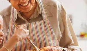 Niñas ayudando a preparar un alimento con proteína