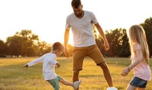 Un padre haciendo un juego lúdico con sus hijos