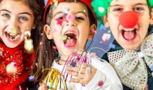 Niños disfrazados participan en una fiesta y hacen actividades recreativas