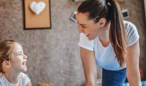 Madre haciendo ejercicios de estiramiento junto a su hija